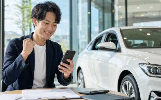 Japanese driver reviewing car loan approval on a smartphone